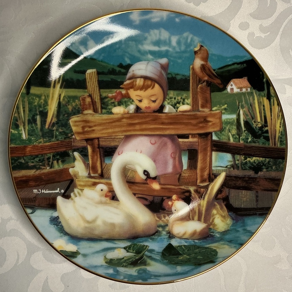 M.J. HUMMEL PLATE “FEATHERED FRIENDS”